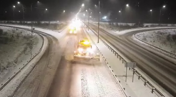 На Черкащині знову сніжило: дороги прибирало  80 одиниць спецтехніки
