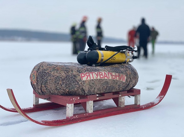 Провалився під лід: на Черкащині рятували рибалку