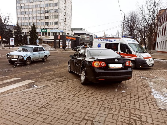 На перехресті в Черкасах зіштовхнулись два автомобілі: є постраждалий (ФОТО)