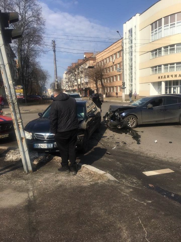 Біля медичної академії в Черкасах зіштовхнулися два автомобілі (ФОТО)