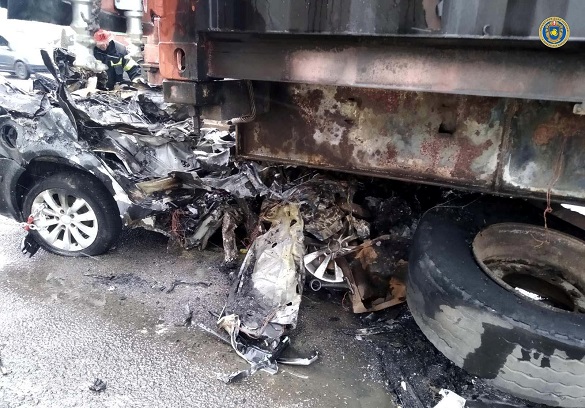 У Черкаській області вантажівка розтрощила легковий автомобіль (ФОТО)