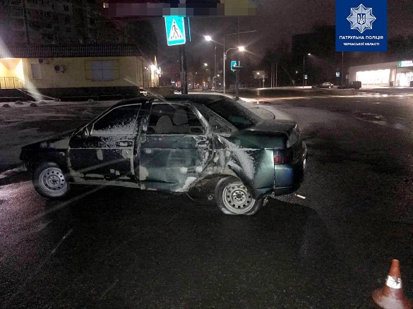 Дві пошкоджені електроопори та покинутий автомобіль: у Черкасах водій втік із місця ДТП (ФОТО)
