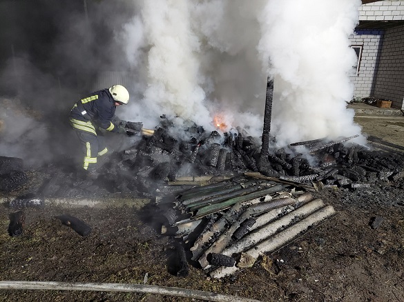 На Черкащині згоріла надвірна споруда з дровами (ФОТО)