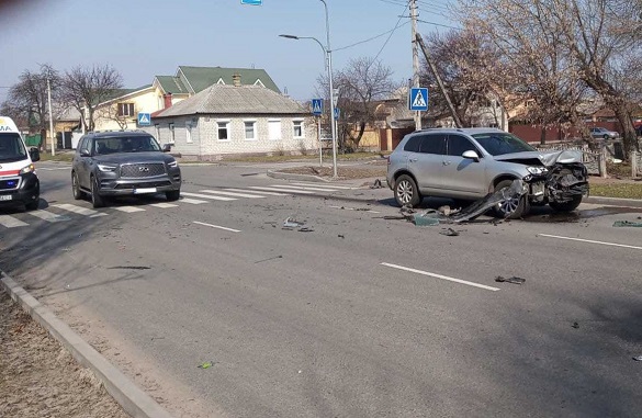 У Черкасах на перехресті зіштовхнулись два автомобілі: є постраждалі (ФОТО)