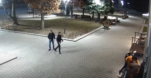 На оновленій площі біля черкаського драмтеатру молодики вночі сходили в туалет (ВІДЕО)
