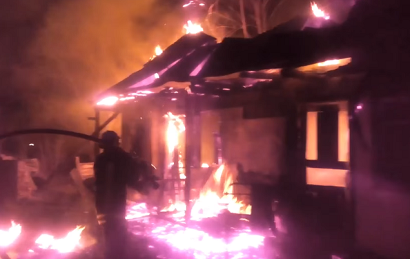 На Черкащині невідомий підпалив господарчу споруду, поки власників не було вдома (ВІДЕО)