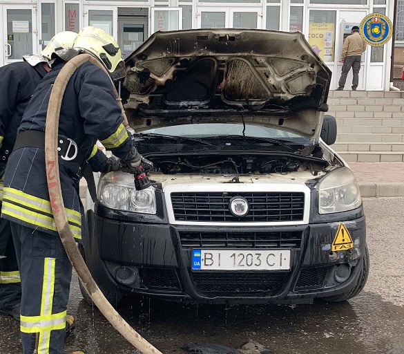 У Черкаській області під час стоянки загорівся автомобіль