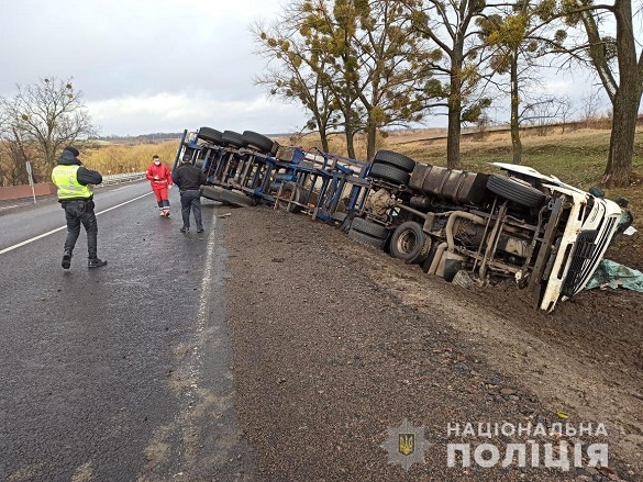 Не справився з керуванням та з'їхав у кювет: у поліції Черкащини розповіли подробиці аварії за участі вантажівки (ФОТО)