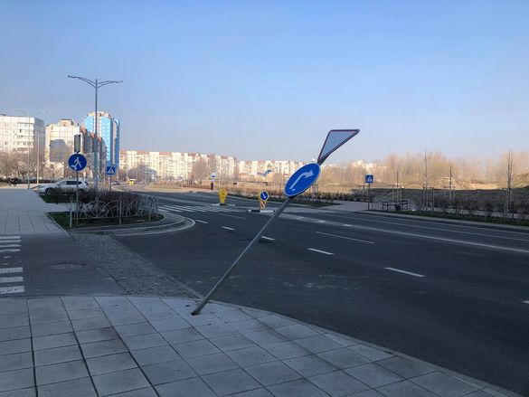 У Черкасах на оновленій вулиці вандали пошкодили дорожній знак (ФОТО)