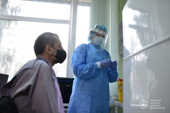 На Черкащині почали вакцинувати освітян, які працюватимуть на ЗНО