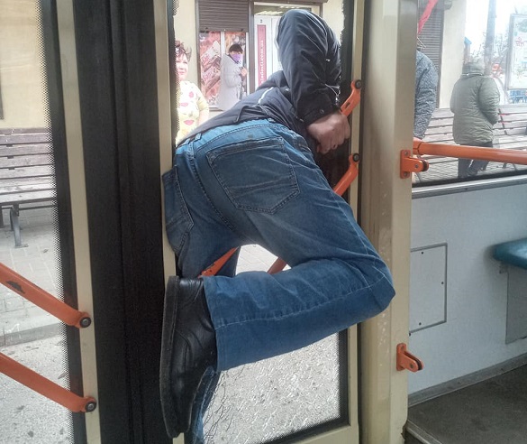 Розбив скло та погрожував пасажирам: у Черкасах неадекватний чоловік зупинив рух тролейбуса (ФОТО)