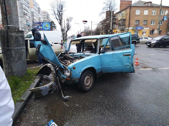 Три бригади швидкої та двоє постраждалих: у Черкасах на перехресті зіштовхнулись автомобілі