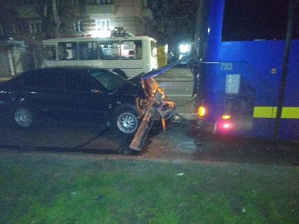 П'яний водій легковика в'їхав у припаркований автобус: є постраждалий (ФОТО)