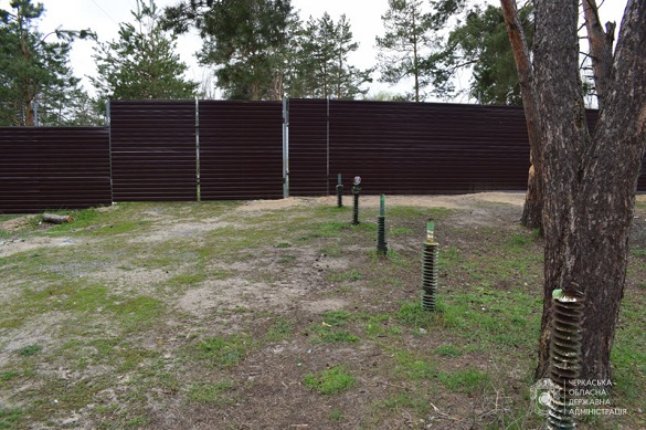 На Черкащині прибрали скандальний паркан, який обмежував доступ до пляжу