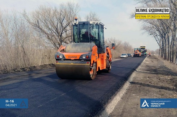 Одна з ключових транспортних артерій: на Черкащині продовжують ремонт шестикілометрової ділянки  дороги (ФОТО)