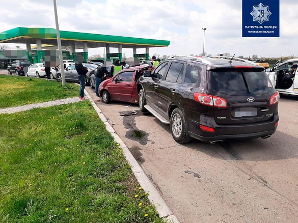 Масштабна ДТП у Черкаській області: на заправці зіштовхнулись шість автомобілів (ФОТО)
