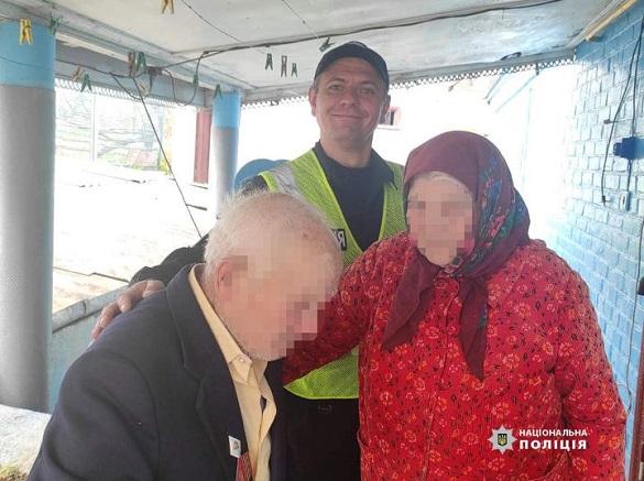 Поліцейські на Черкащині повернули додому 95-річного дідуся, який заблукав