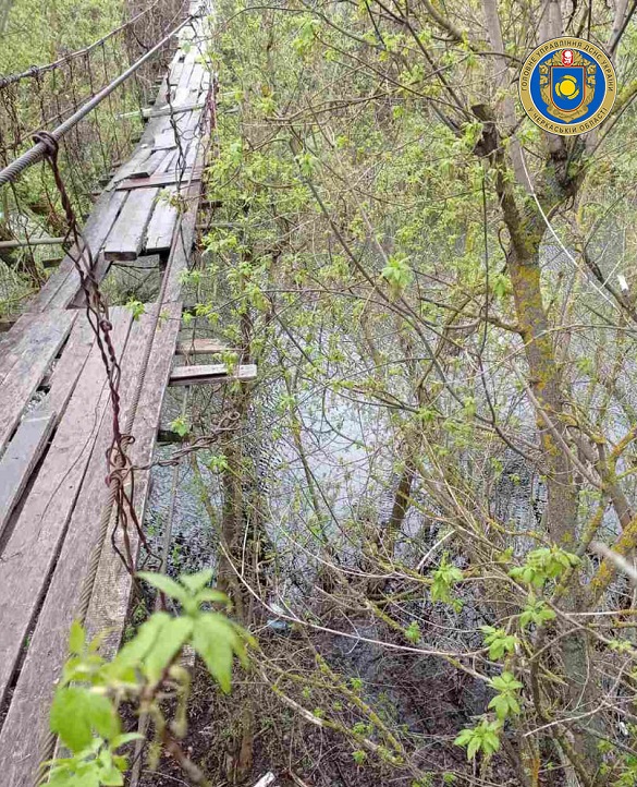 Переходила місток через річку й впала: на Черкащині травмувалася жінка