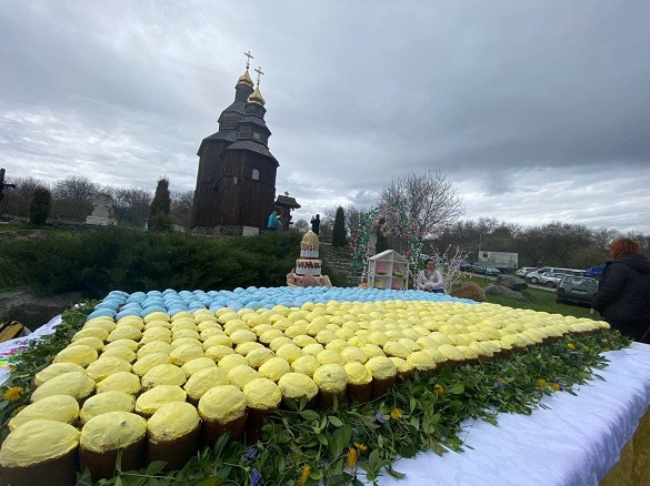 Найбільший прапор України з пасок: черкаське профучилище встановило новий рекорд (ФОТО)