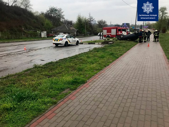 У Черкасах сталася аварія: автомобіль перекинувся (ФОТО)