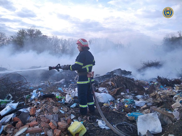 Площа загорання - 200 квадратних метрів: на Черкащині сталася пожежа сміттєзвалища