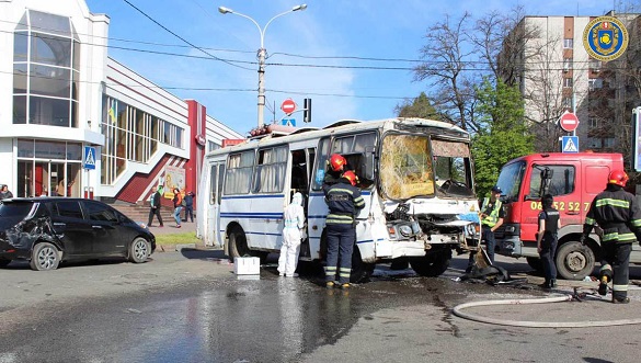 У Черкасах сталася потрійна аварія: водія автобуса затисло кермом (ФОТО)