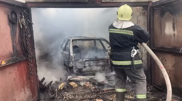 У Черкаській області сталася пожежа гаража: згорів автомобіль (ВІДЕО)