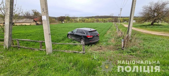 Покинули та втекли: на Черкащині поліцейські знайшли викрадений автомобіль (ФОТО)