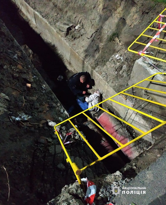 У Черкасах врятували жінку, яка впала в яму (ФОТО)