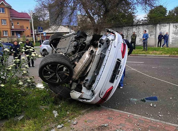 Audi в Черкасах зніс електроопору: водія затисло в авто (ФОТО)