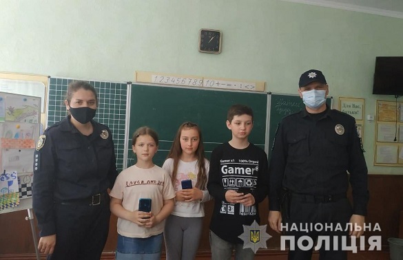 В одній із шкіл на Черкащині чоловік вкрав телефони у трьох учнів