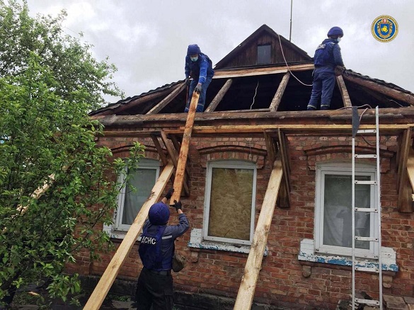 Черкаські рятувальники продовжують ремонтувати будинки на Донеччині (ФОТО)