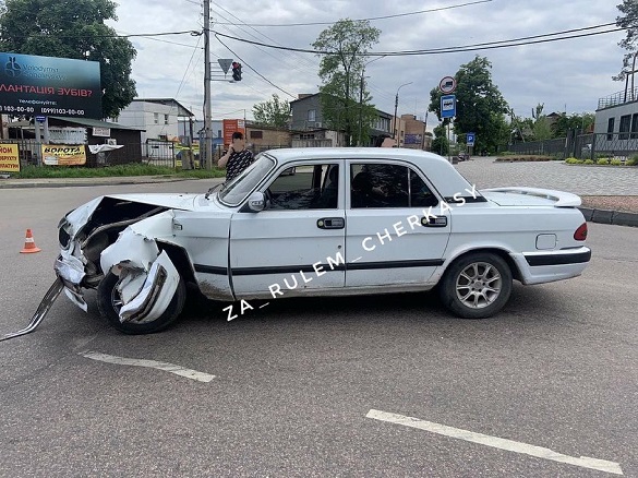 На перехресті Черкас сталася аварія: зіштовхнулися два автомобілі (ФОТО)