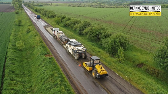 На 10-кілометровій ділянці у Черкаській області ремонтують дорогу