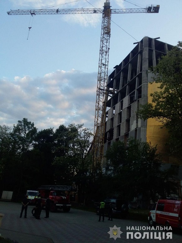 Зі 150-метрового будівельного крану в Черкасах рятували п'яного чоловіка (ФОТО)