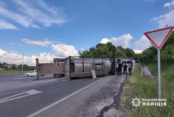 У Черкаській області перекинулася вантажівка з добривами