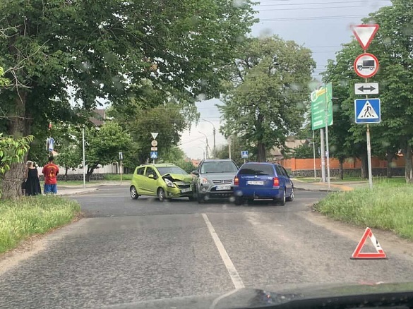 У Черкасах на перехресті сталася потрійна аварія (ФОТО)