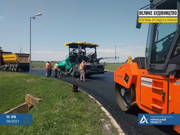 Товщина покриття буде понад 50 сантиметрів: продовжується капітальни ремонт дороги в Золотоніському районі (ФОТО)