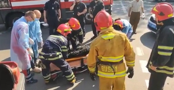 У Черкасах сталася аварія з постраждалими: рятувальники з понівеченого автомобіля діставали водія