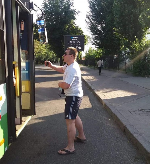 Неадекватний пасажир у Черкасах бризнув з газового балончика водію у обличчя (ФОТО)