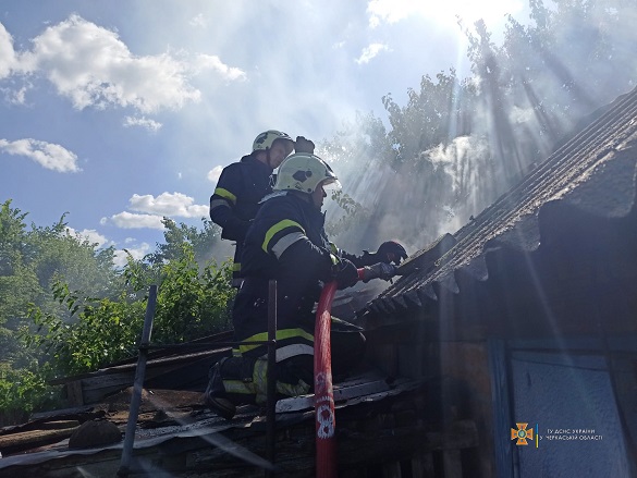 Горіли дрова та надвірна споруда: на Черкащині рятувальники ліквідовували пожежу