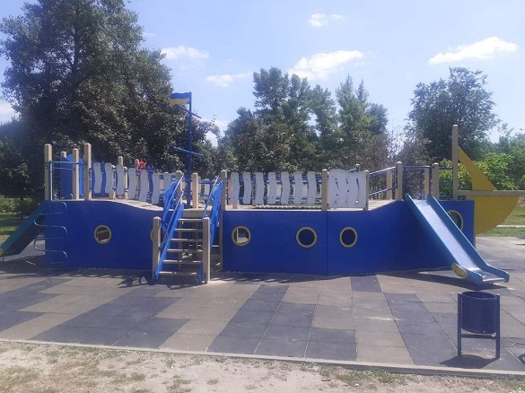 У Черкаській області вандали пошкодили дитячий майданчик (ФОТО)