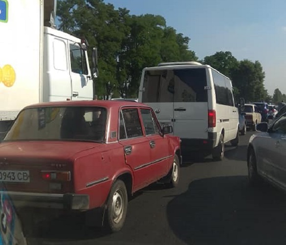 Транспортний апокаліпсис: на в'їзді до Черкас утворився затор (ФОТО)