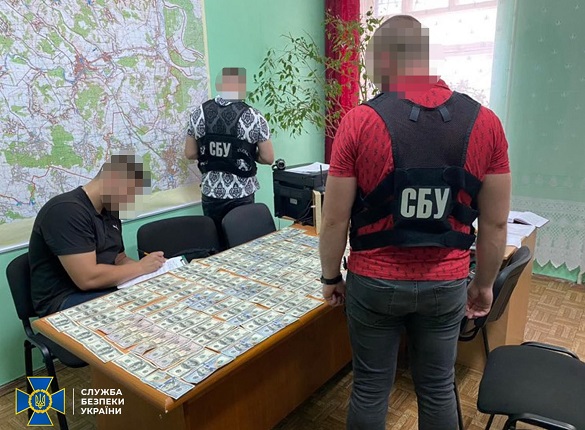 Один із посадовців Черкаської області погорів на хабарі у 10 тисяч доларів