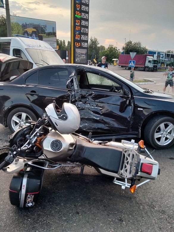 У Черкасах зіштовхнулися автомобіль та мотоцикл: двоє постраждало (ФОТО)