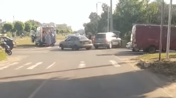 На перехресті в Черкасах зіштовхнулись автомобілі: є травмовані (ВІДЕО)