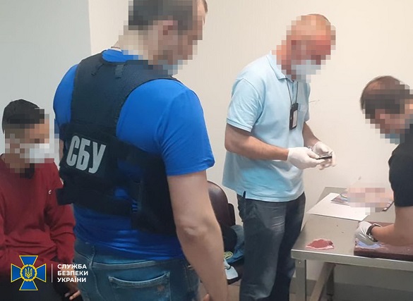 Ховали товар у речах та в шлунку: СБУ викрила в аеропорту наркокур'єрів (ФОТО)