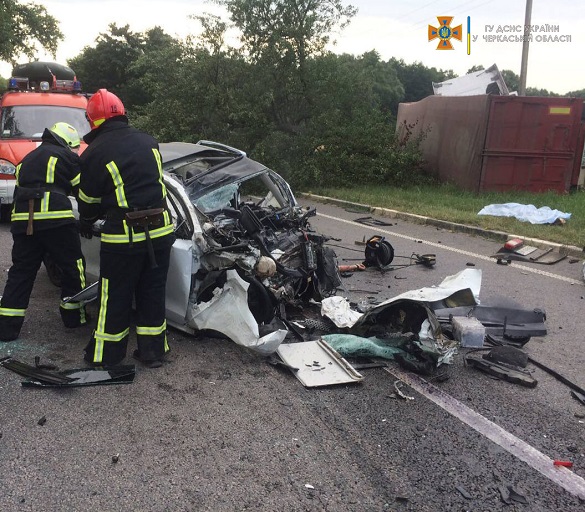 На Черкащині зіштовхнулись вантажівка та легковик: троє людей загинуло (ФОТО)