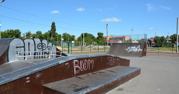 За два дні в Золотоноші вандали зруйнували інтерактивний майданчик, розмалювали скейтпарк та розбили вивіску