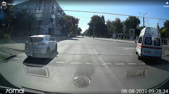 Один із водіїв поїхав на червоний сигнал світлофора: в Черкасах зіштовхнулись два автомобілі (ВІДЕО)
